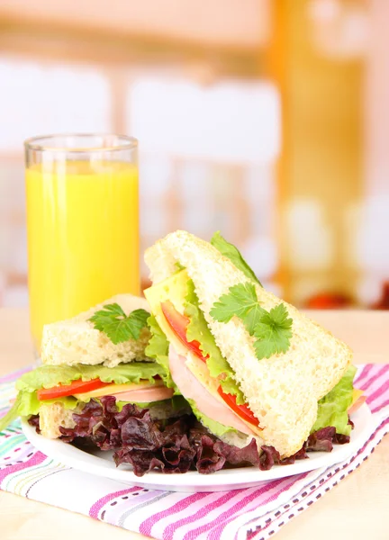 Sanduíches frescos e saborosos na placa na mesa no fundo claro — Fotografia de Stock