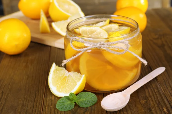 Marmellata di limone saporita sul tavolo primo piano — Foto Stock