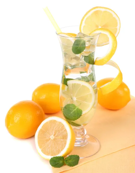 Ένα ποτήρι κοκτέιλ με λεμόνι και μέντα που απομονώνονται σε λευκό — Φωτογραφία Αρχείου
