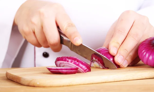 Mãos femininas cortando bulbo cebola, close-up — Fotografia de Stock