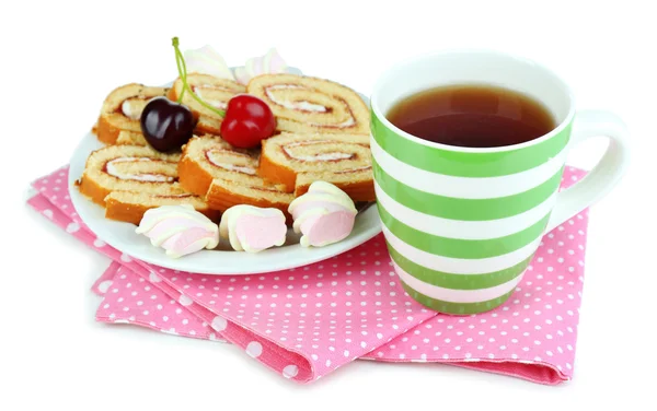 Tazza di tè e dolci isolati su bianco — Foto Stock