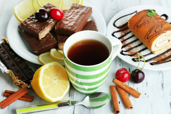 Taza de té y dulces de cerca —  Fotos de Stock