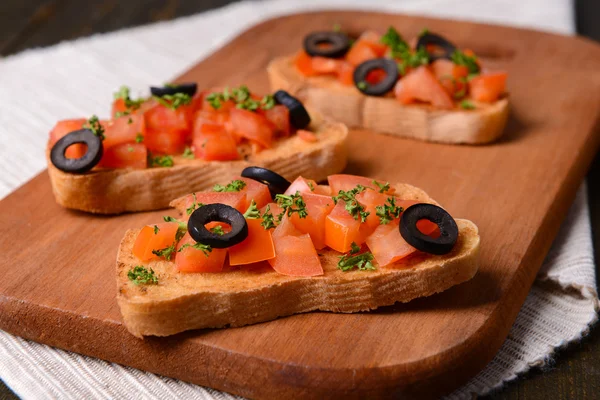 切菜板特写上西红柿的美味布洛什塔 — 图库照片