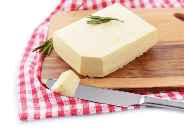 Leckere Butter auf Holzschneidebrett, isoliert auf weiß — Stockfoto