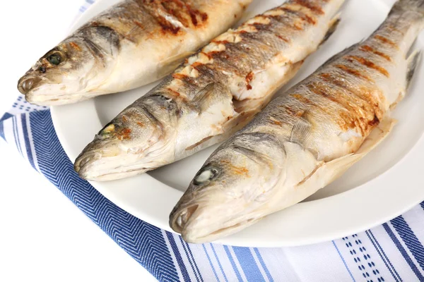 Pyszne ryby z grilla na tabliczce na stół szczegół — Zdjęcie stockowe