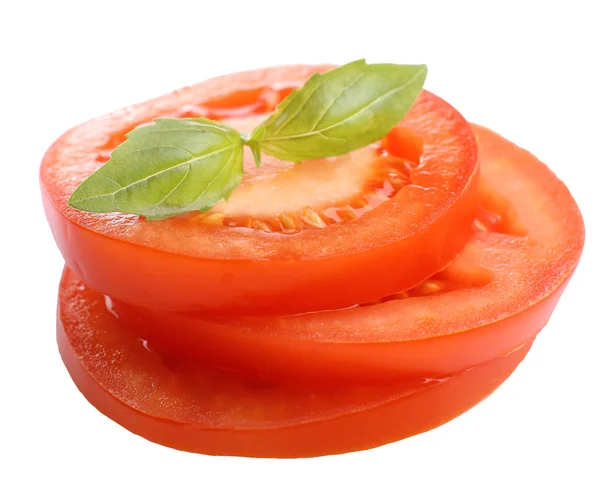 Friske tomatskiver med basilikum, isolert på hvitt – stockfoto