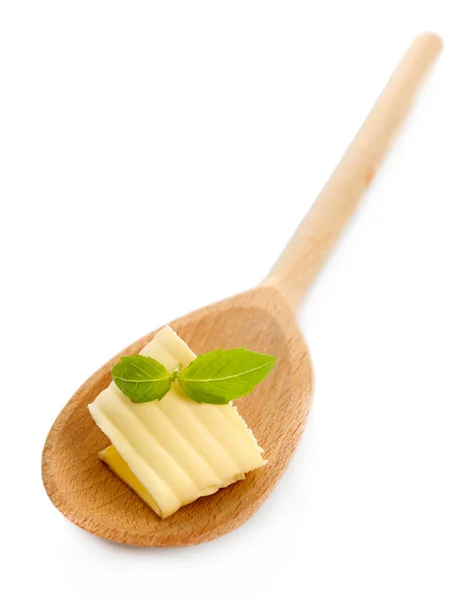 Rizo de mantequilla fresca con albahaca sobre cuchara de madera, aislado sobre blanco — Foto de Stock