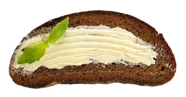 Fetta di pane di segale con burro, isolata su bianco — Foto Stock