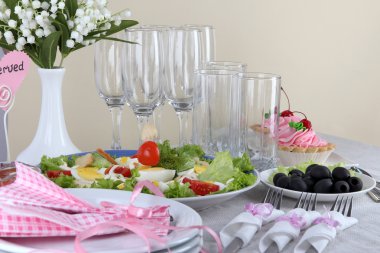 bej renkli arka plan üzerinde tablo ayarı