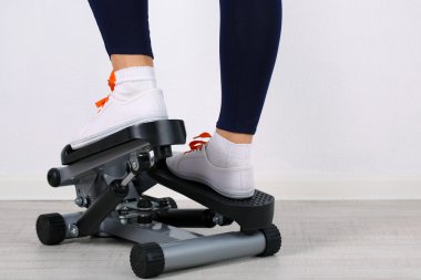kadın egzersiz Step yapıyor. yakın çekim bacaklar.