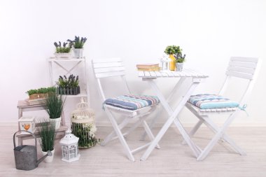 Bahçe sandalye ve masa çiçekleri beyaz zemin üzerine ahşap standlar ile