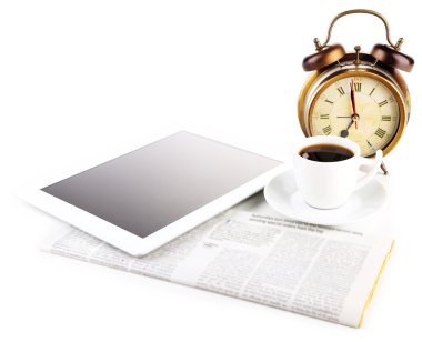 Tablet, gazete, fincan kahve ve çalar saat, üzerinde beyaz izole