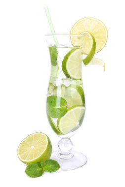 limon ve nane üzerinde beyaz izole kokteyl bardak