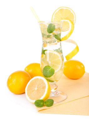 Bir bardak limonlu ve naneli kokteyl, beyaz üzerine izole edilmiş.