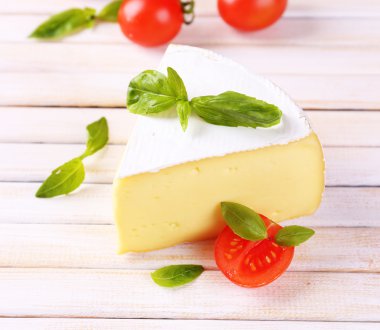 ahşap masa üstünde domates ve fesleğen ile lezzetli camembert peyniri