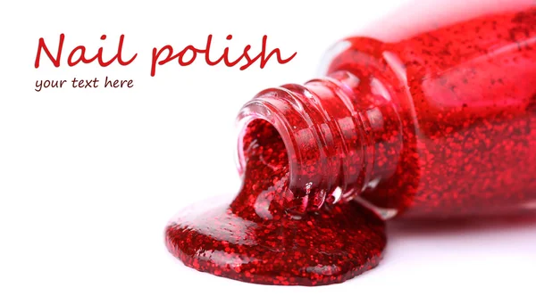 Kırmızı oje beyaza izole edilmiş.