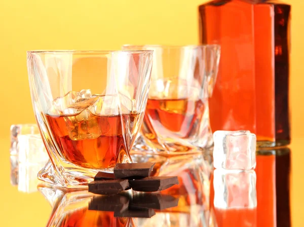 Bottle and two glasses of scotch whiskey, on color background — Stock Photo, Image