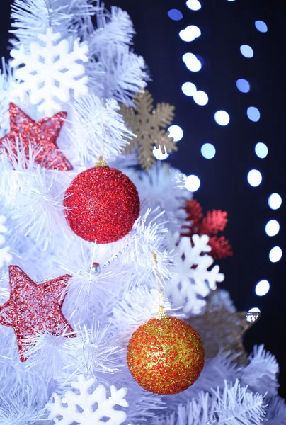 A bokeh háttér fehér karácsonyfa — Stock Fotó