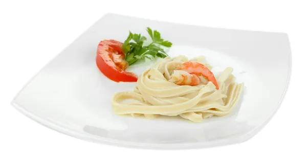 Pasta con gambas en plato blanco, aislada en blanco —  Fotos de Stock