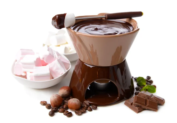 Fonduta di cioccolato con caramelle di marshmallow, isolata su bianco — Foto Stock