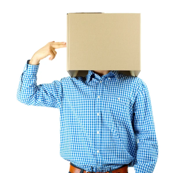 Mann mit Pappschachtel auf dem Kopf isoliert auf weiß — Stockfoto
