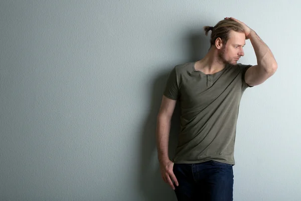 Fashion young model poses over wall with shadow — Stock Photo, Image