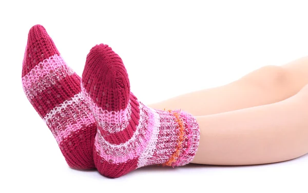 Frauenbeine in bunten Socken, isoliert auf weiß — Stockfoto