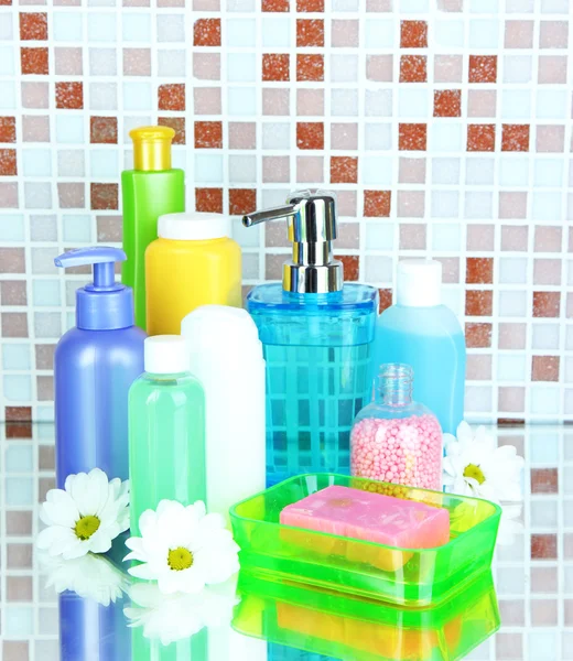 Cosmetici e accessori da bagno su sfondo piastrelle a mosaico — Foto Stock