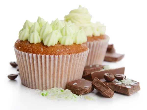 Νόστιμο cupcakes με κρέμα βουτύρου, που απομονώνονται σε λευκό — Φωτογραφία Αρχείου