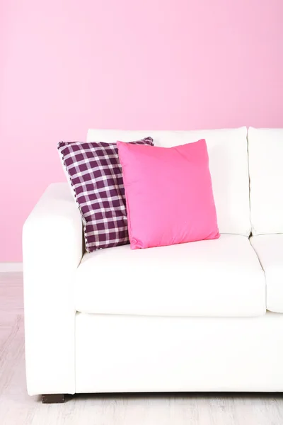Sofá blanco primer plano en la habitación sobre fondo rosa — Foto de Stock