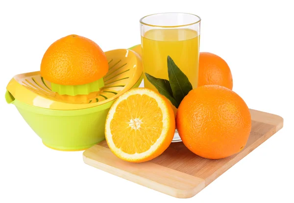 Citruspress och apelsiner isolerad på vit — Stockfoto