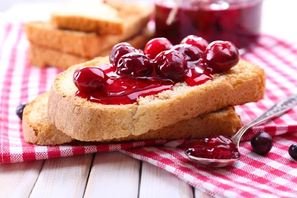 Delizioso brindisi con marmellata sul tavolo primo piano — Foto Stock