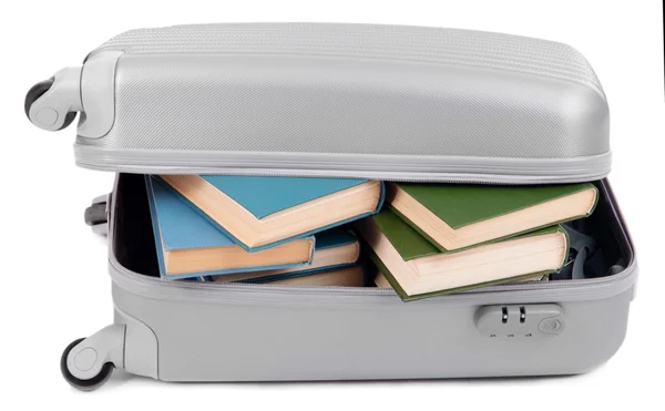 Koffer mit Büchern isoliert auf weiß — Stockfoto