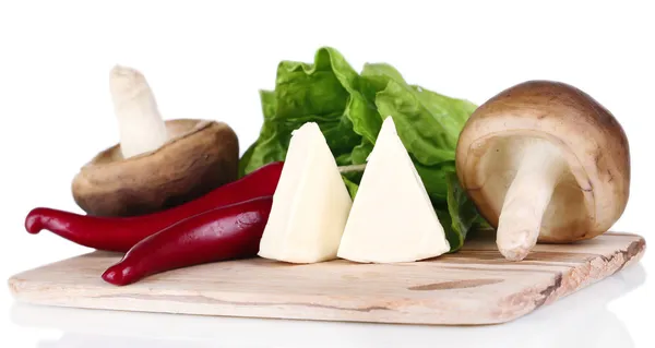Färskost med grönsaker och gröna isolerad på vit — Stockfoto