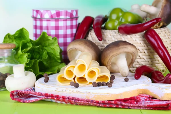 A zöldség- és főzelékfélék, a fából készült asztal közelről krémsajt — Stock Fotó