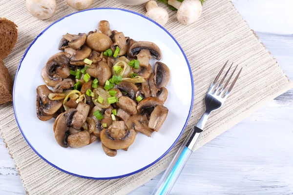 테이블 클로즈업에 접시에 맛 있는 튀김된 버섯 — 스톡 사진
