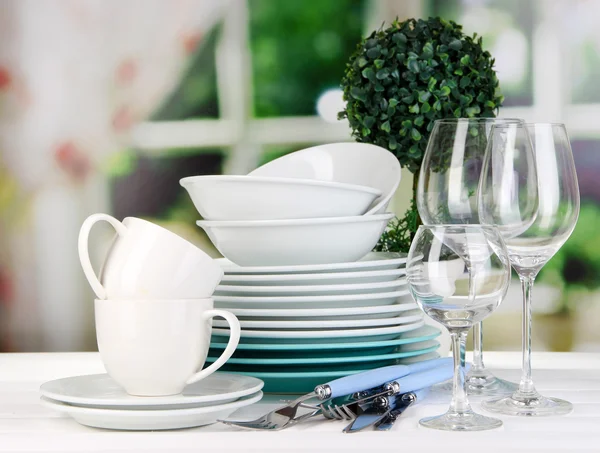 Limpiar los platos en la mesa sobre fondo ventana —  Fotos de Stock