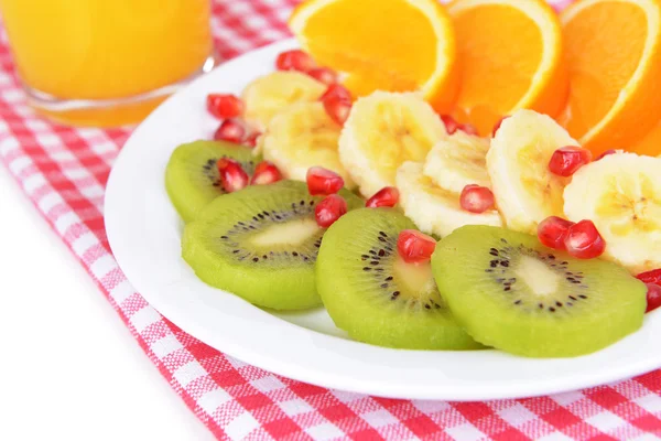 Frutas frescas dulces en el plato en primer plano de la mesa —  Fotos de Stock