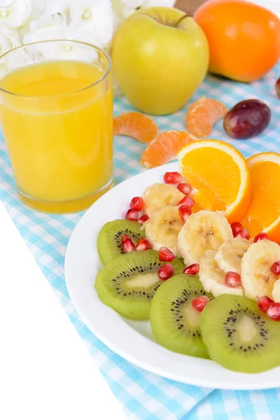 Frutas frescas dulces en el plato en primer plano de la mesa —  Fotos de Stock