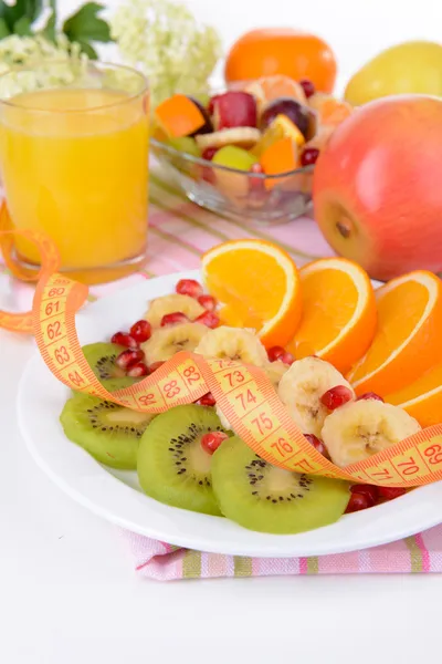 Fruits frais sucrés sur assiette sur table close-up — Photo