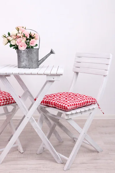 Cadeiras de jardim e mesa com flores no fundo branco — Fotografia de Stock