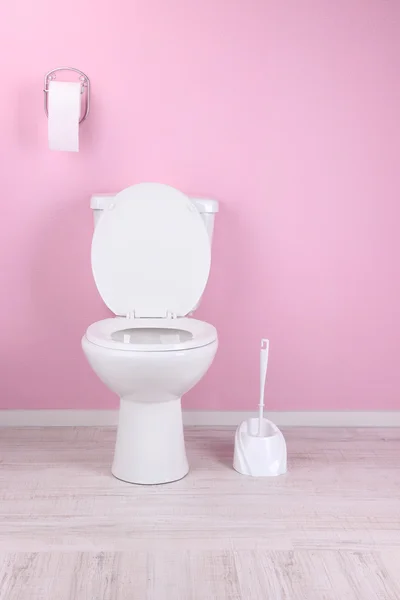 Witte toiletpot in badkamer — Stockfoto