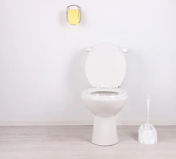 Bílé záchodové mísy v koupelně — Stock fotografie
