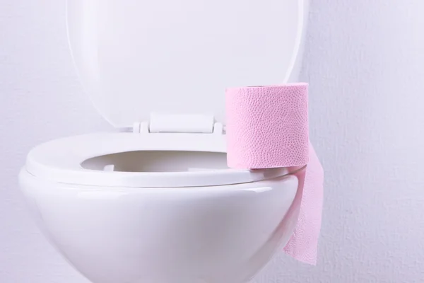 Toilettenpapier auf einer Toilette, Nahaufnahme — Stockfoto
