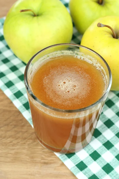 Close-up van gezond vers sap van appels — Stockfoto