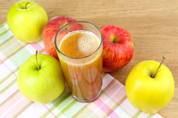 Gesunder frischer Saft aus Äpfeln hautnah — Stockfoto