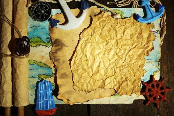 Gamla papper med havet tillbehör, isolerad på trä bakgrund — Stockfoto