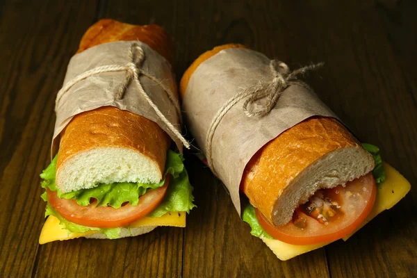 Sanduíche fresco e saboroso de perto — Fotografia de Stock