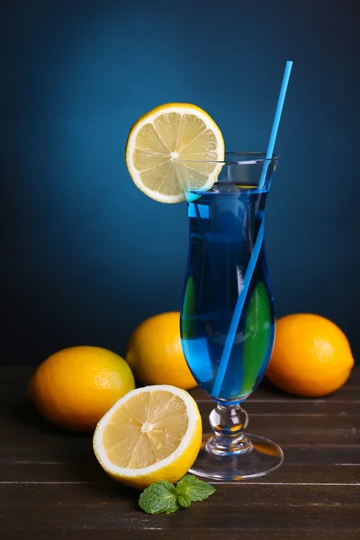 Bicchiere di cocktail sul tavolo su sfondo blu scuro — Foto Stock