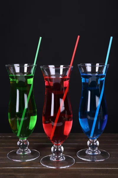 Bicchieri di cocktail sul tavolo su sfondo nero — Foto Stock